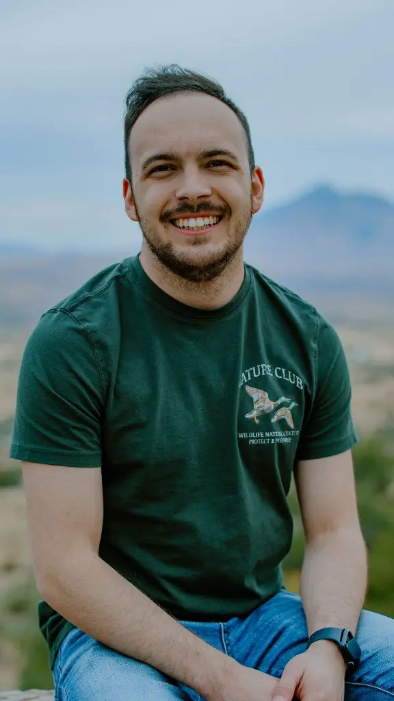 unsplash_rJEa3hVqSpk_Green Shirt.jpg.jpg.jpg.jpg.jpg.webp
